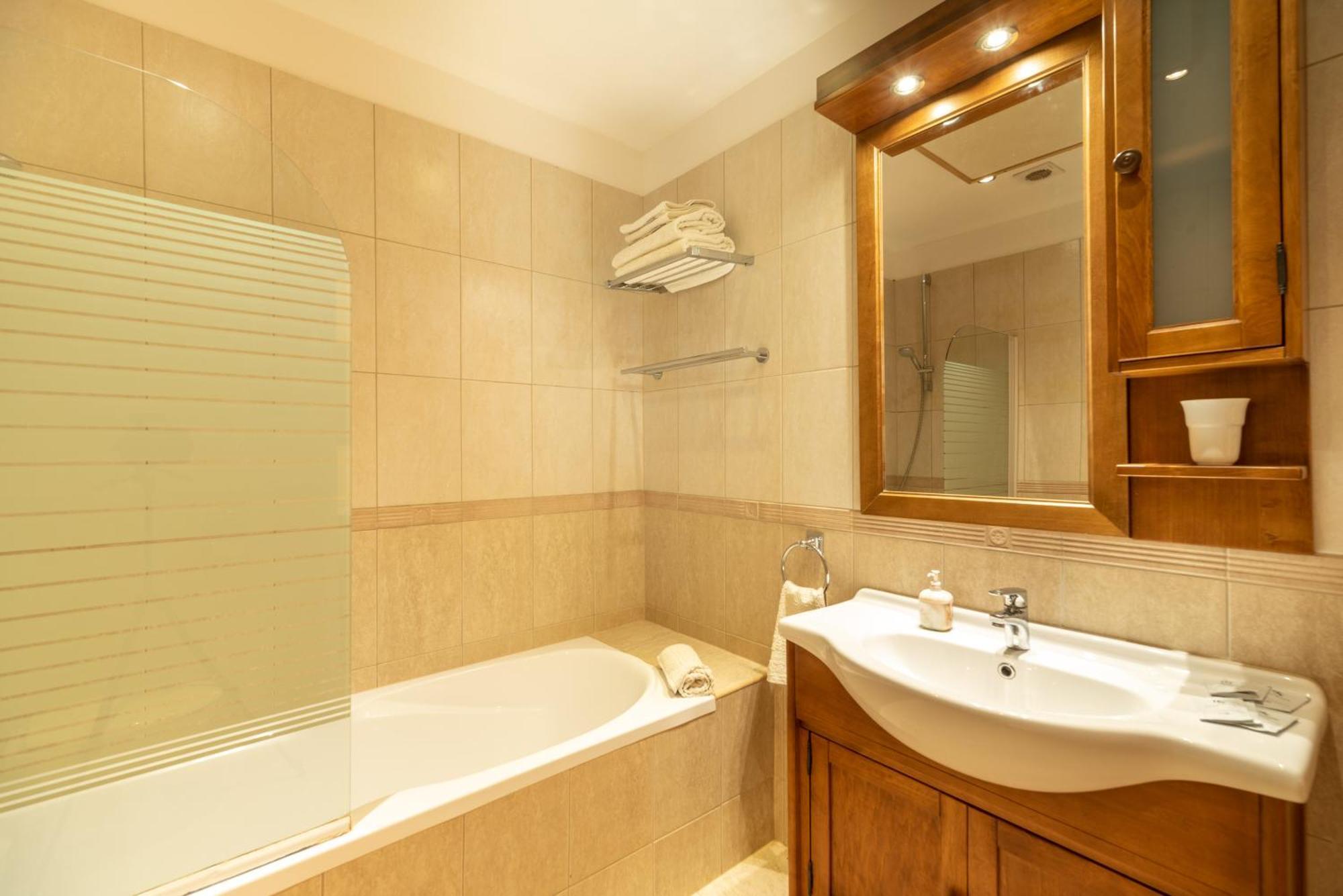 Corona Villa Hévíz Стая снимка